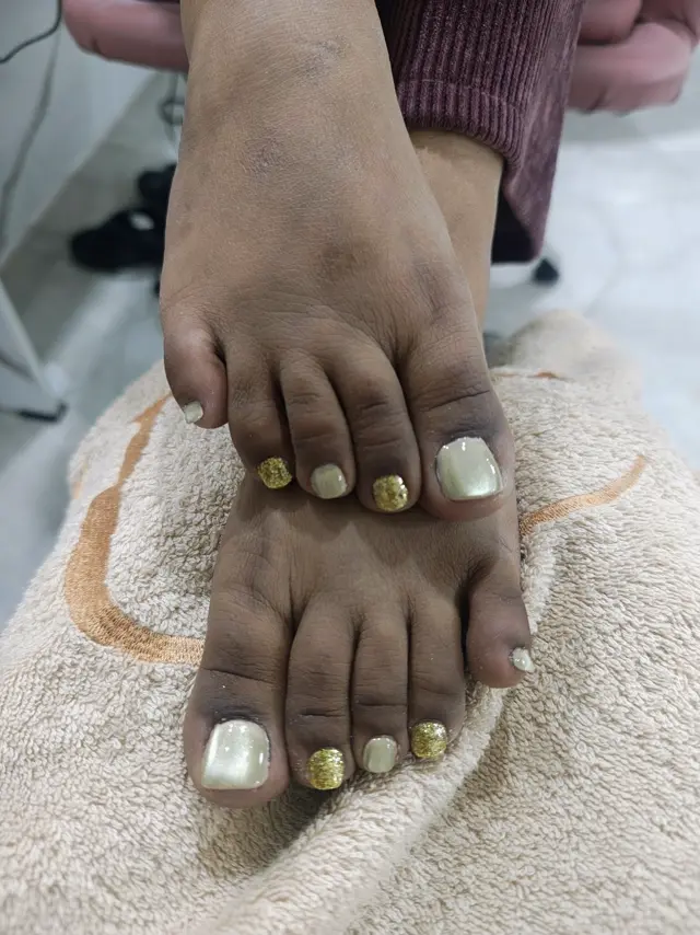 Pedicure-finish toe extension with structural builder gel overlay